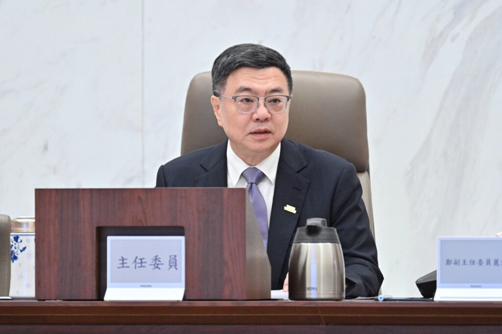 行政院長卓榮泰除指示勞動部修正《就業服務法》薪資揭露門檻