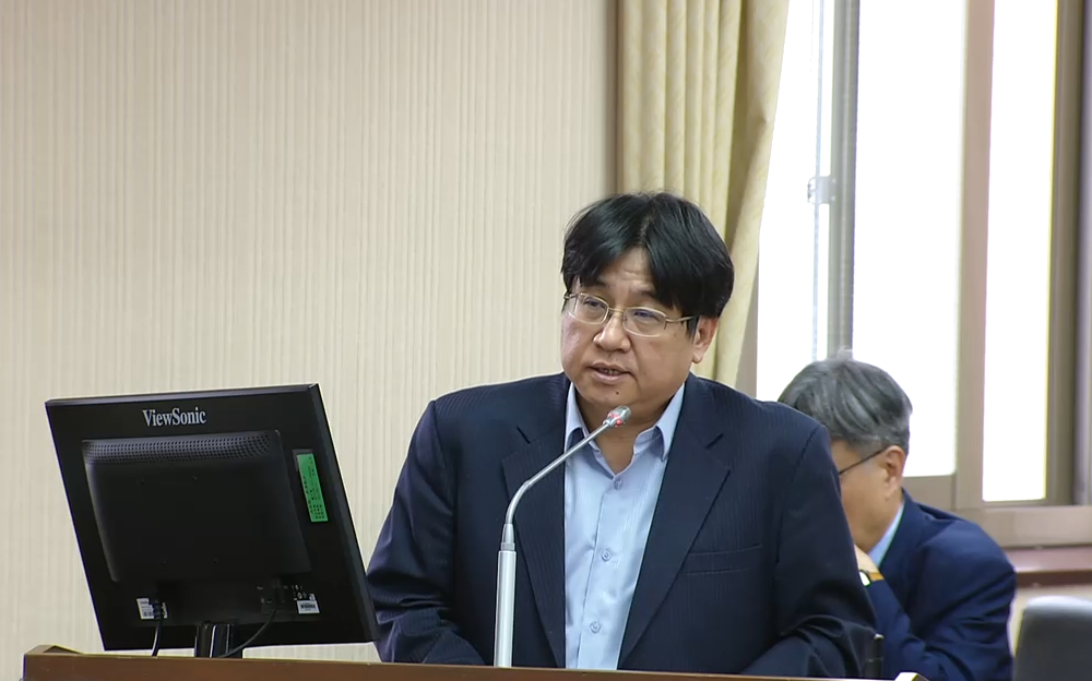 吳欣修說明，若已取得開發許可案件可續行，尚未取得開發許可但取得相關條件，則可以沿用（圖片來院：立院議事轉播）